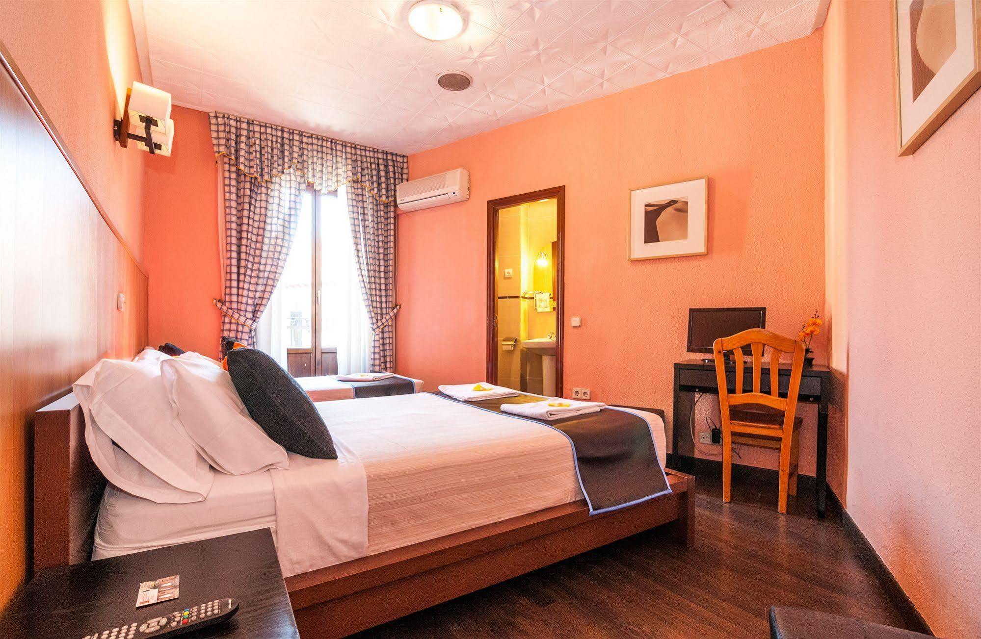 Hostal Gallardo Madrid Ngoại thất bức ảnh