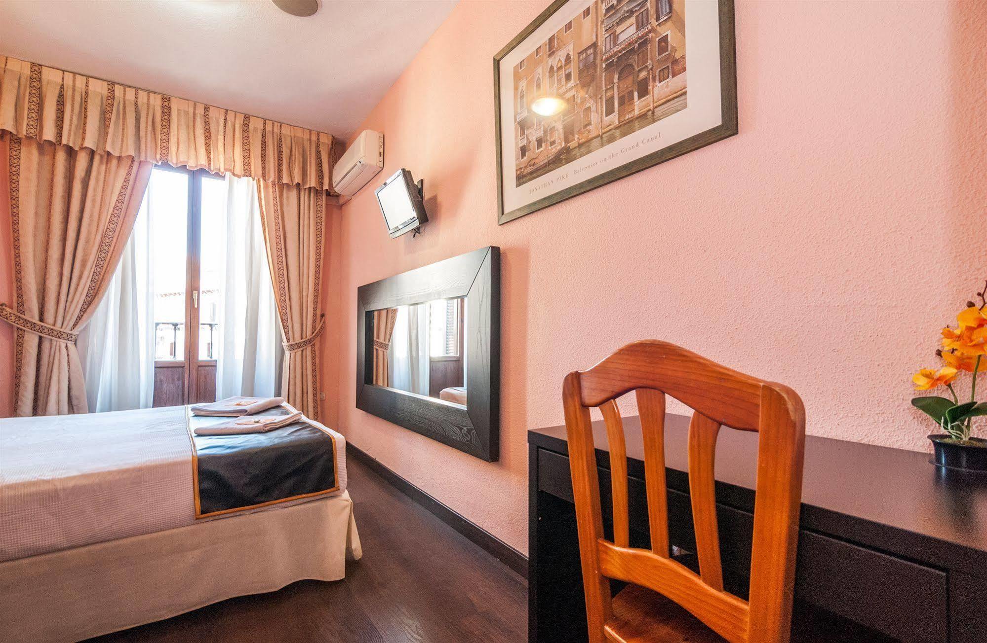 Hostal Gallardo Madrid Ngoại thất bức ảnh